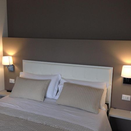 Residenza Le Camelie Apartment Oggebbio Bagian luar foto