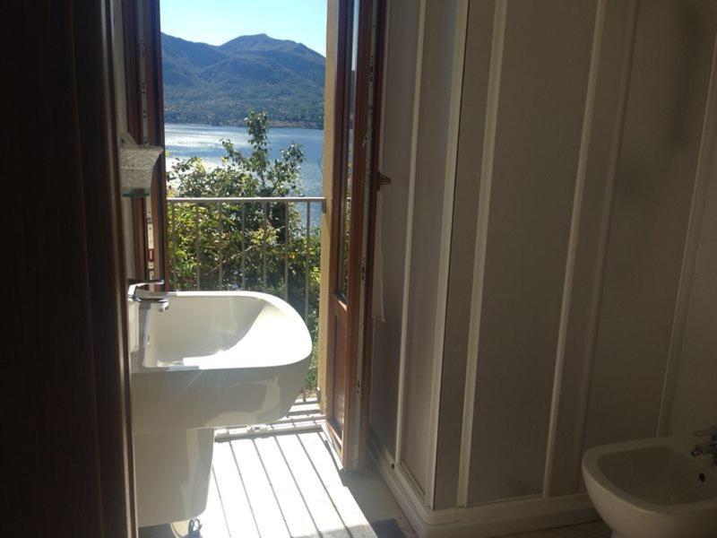 Residenza Le Camelie Apartment Oggebbio Bagian luar foto